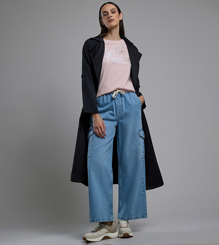 تيشيرت بياقة مستديرة وكم قصير وطبعة