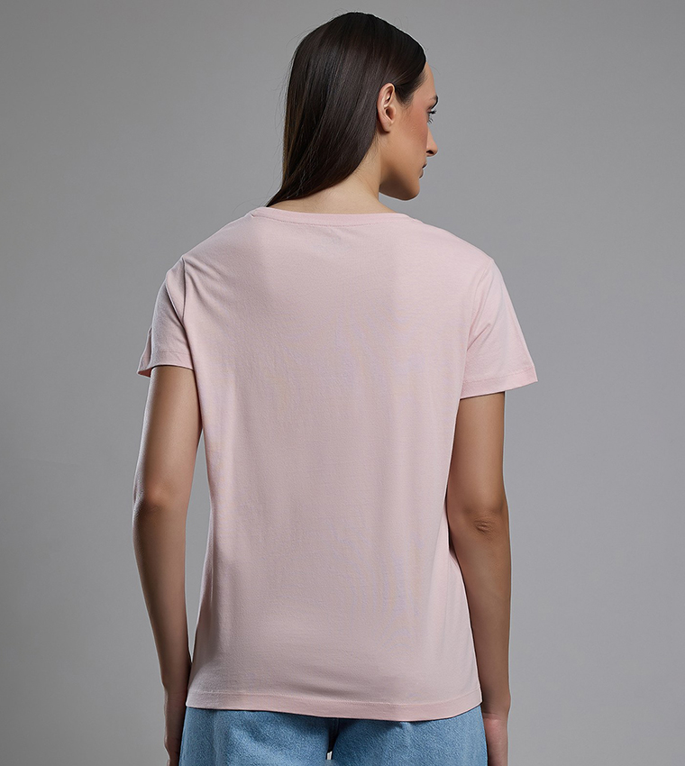 تيشيرت بياقة مستديرة وكم قصير وطبعة