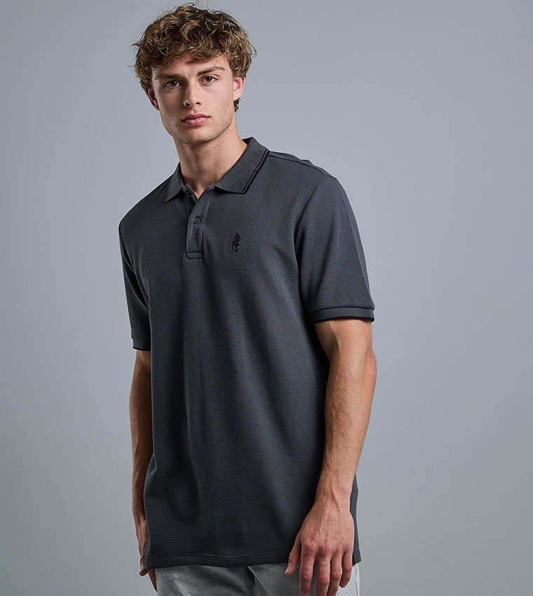 تيشيرت بولو بياقة قميص وأكمام قصيرة