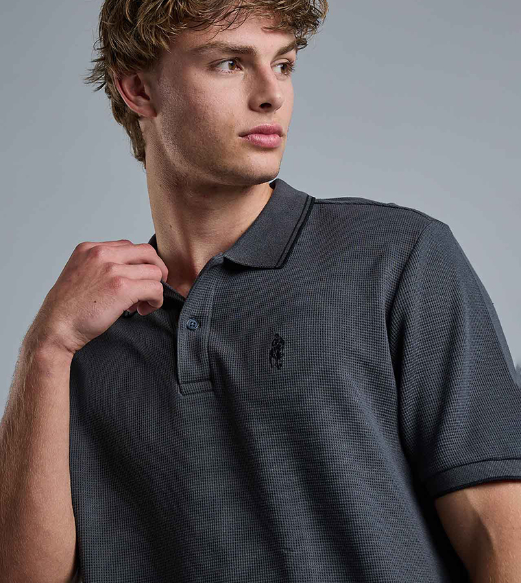 تيشيرت بولو بياقة قميص وأكمام قصيرة