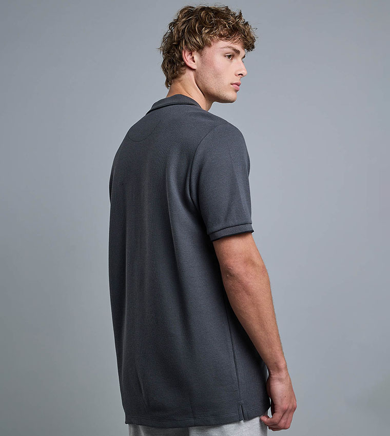 تيشيرت بولو بياقة قميص وأكمام قصيرة