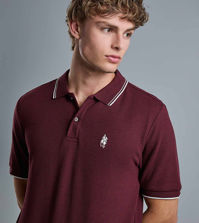 تيشيرت بولو بياقة قميص وأكمام قصيرة