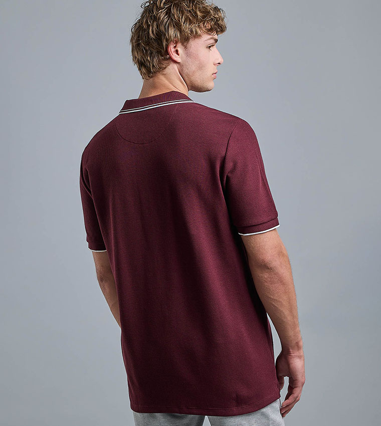 تيشيرت بولو بياقة قميص وأكمام قصيرة