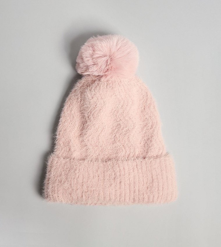 قبعة بيني مزينة ببوم بوم 