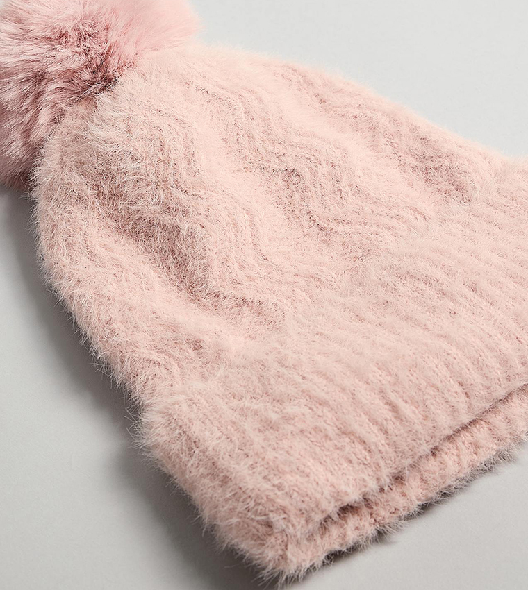 قبعة بيني مزينة ببوم بوم 