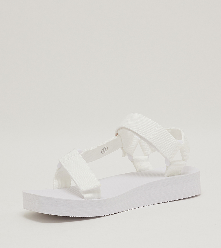 ليفايز  الصنادل المسطحة - أبيض Flat Sandals