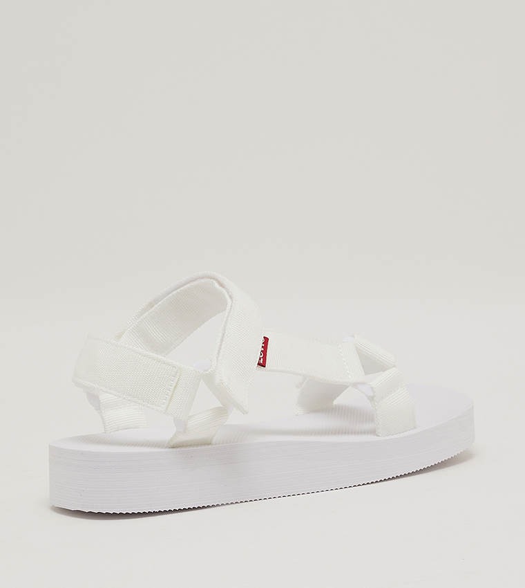ليفايز  الصنادل المسطحة - أبيض Flat Sandals