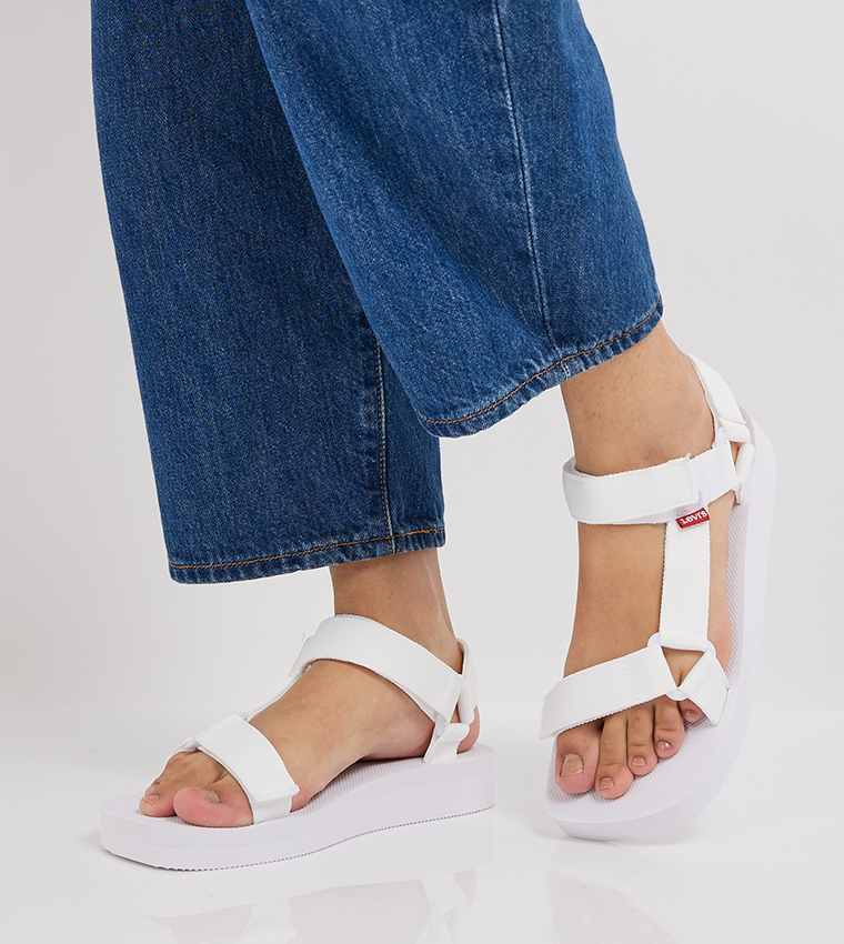 ليفايز  الصنادل المسطحة - أبيض Flat Sandals