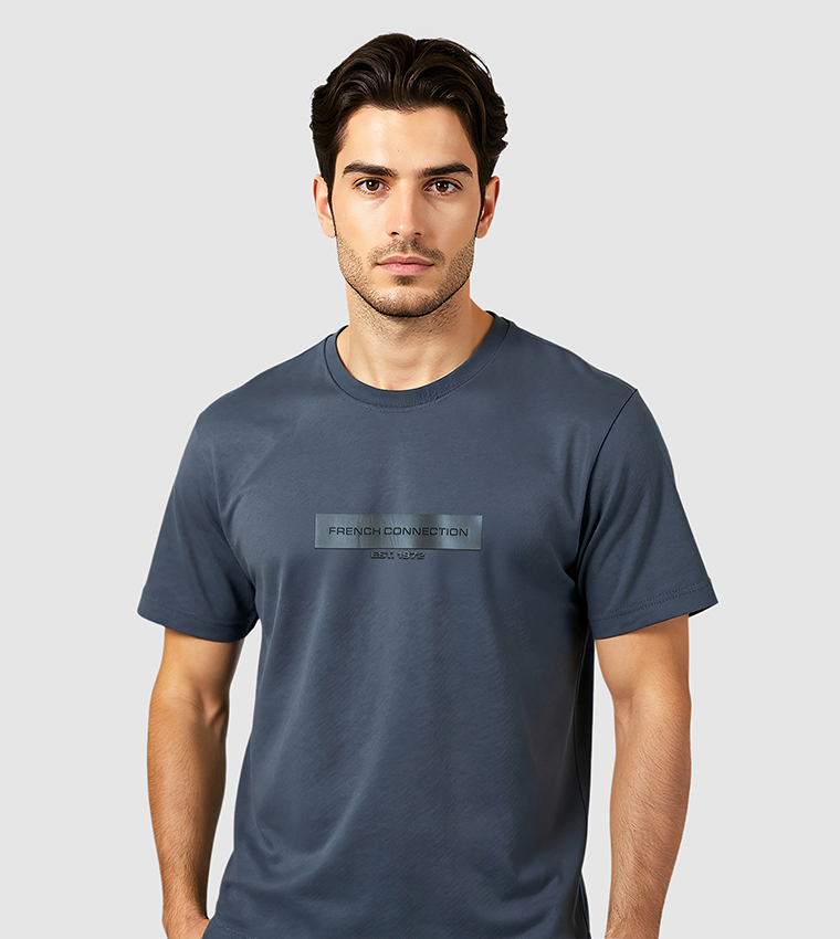 تيشيرت مطاطي بأكمام قصيرة وطبعة شعار