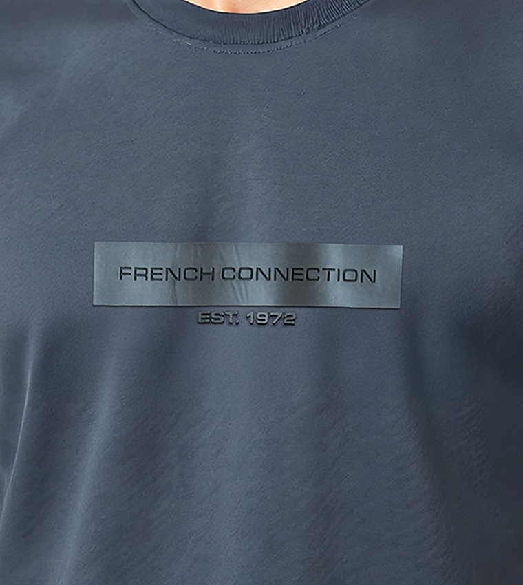 تيشيرت مطاطي بأكمام قصيرة وطبعة شعار