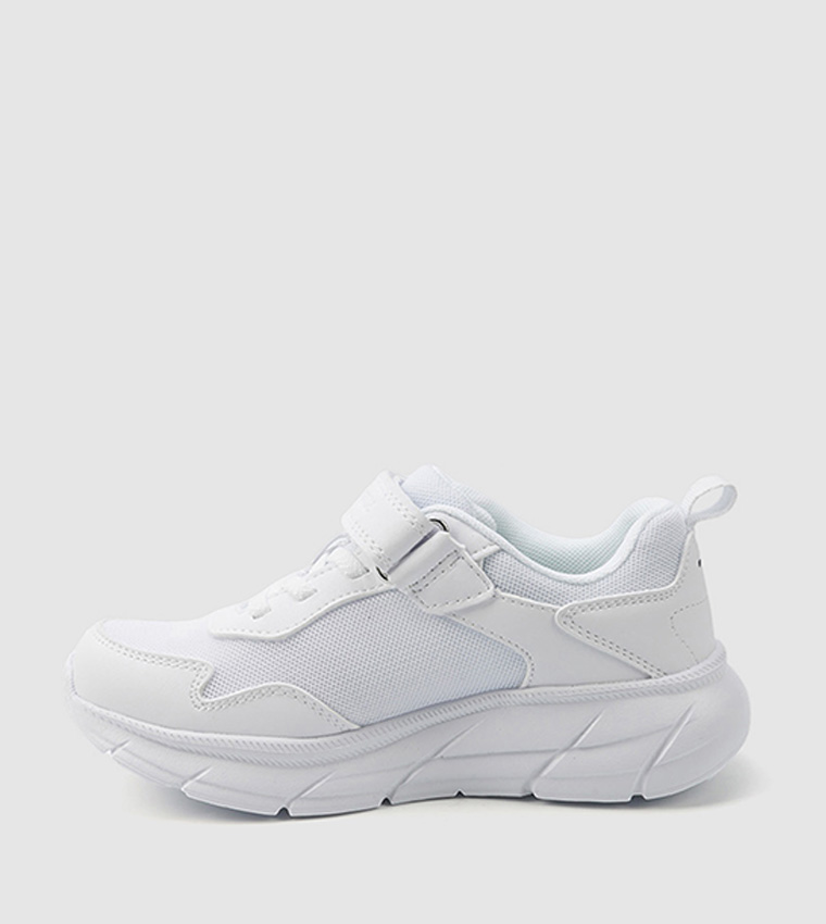 سنيكرز بحزام فليكرو وشعار 