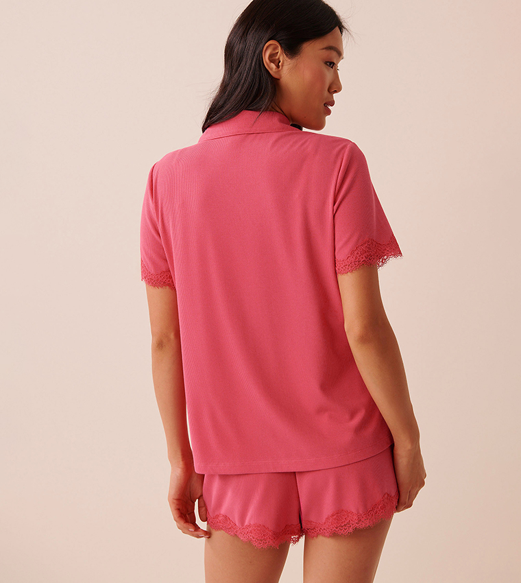 قميص نوم مرن بأزرار وحبكة دانتيل