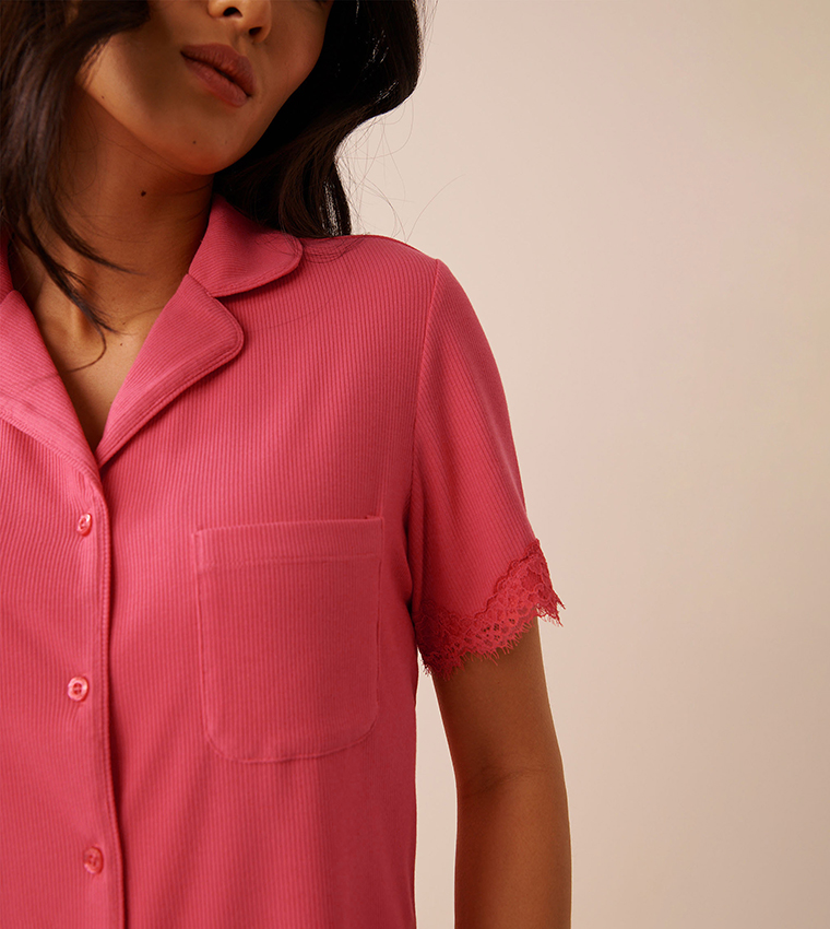 قميص نوم مرن بأزرار وحبكة دانتيل