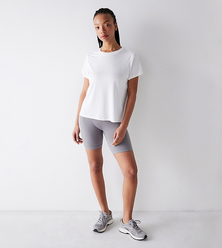 بنتي  تيشيرتات  كم قصير  - أبيض Short Sleeve T-Shirts