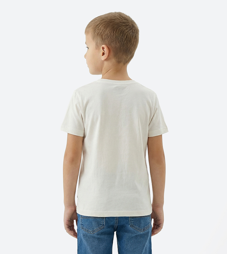 تيشيرت بطبعة شعار وقبة مستديرة 