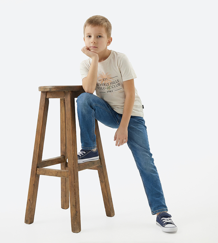 تيشيرت بطبعة شعار وقبة مستديرة 