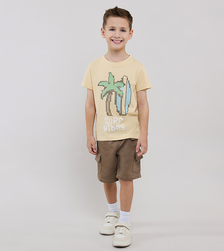 تيشيرت كم قصير بقبة مستديرة بطبعة