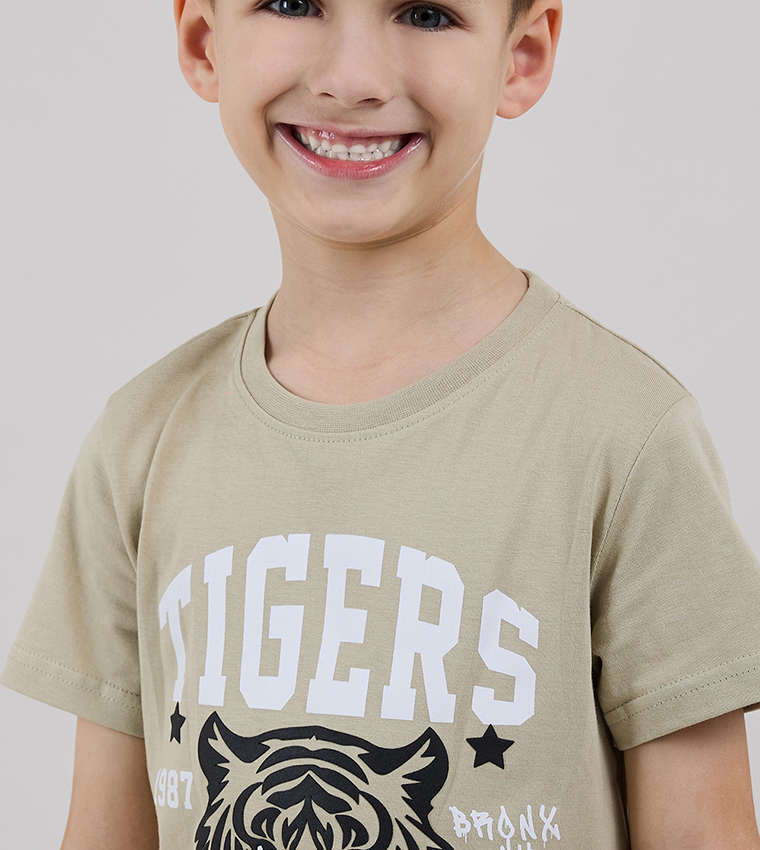 تيشيرت كم قصير بقبة مستديرة بطبعة