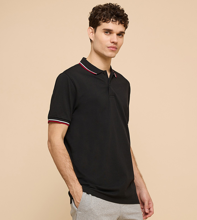 تيشيرت بولو بأطراف متباينة وكم قصير