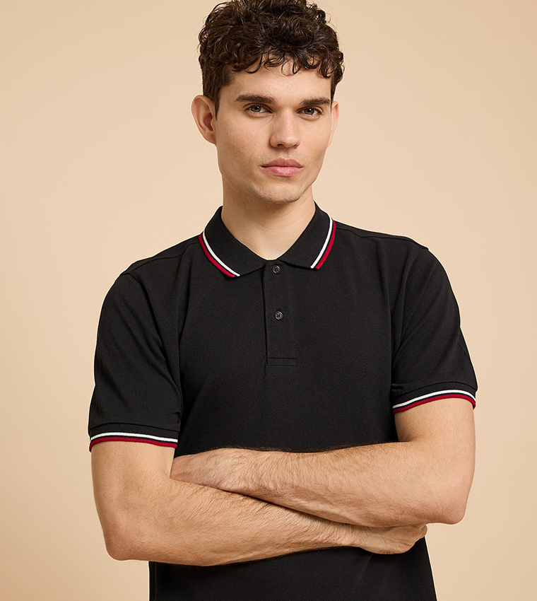 تيشيرت بولو بأطراف متباينة وكم قصير