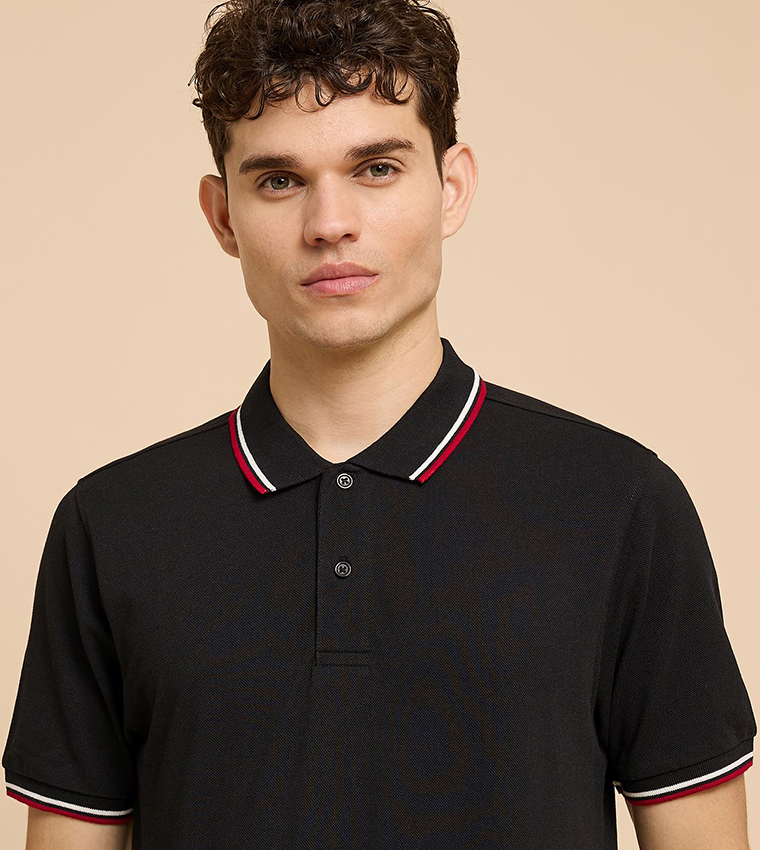 تيشيرت بولو بأطراف متباينة وكم قصير