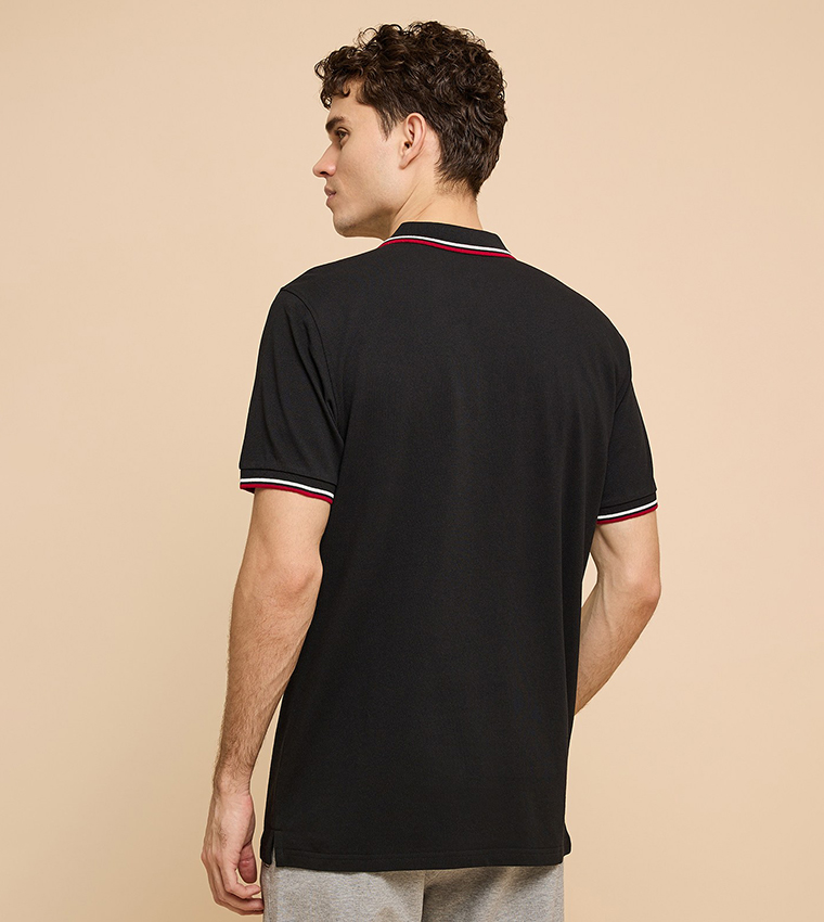 تيشيرت بولو بأطراف متباينة وكم قصير