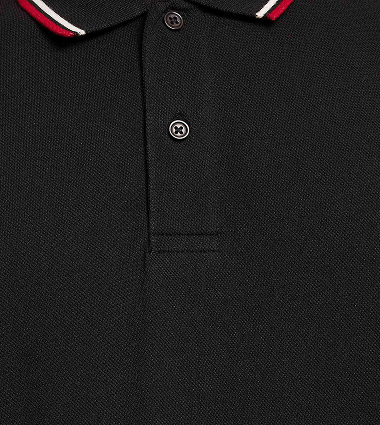 تيشيرت بولو بأطراف متباينة وكم قصير