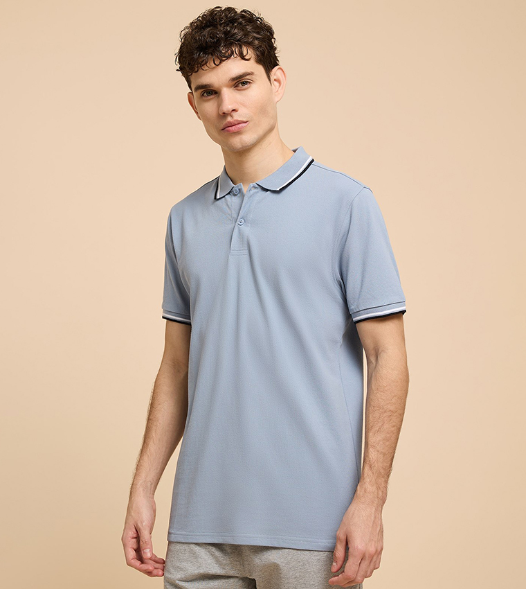 تيشيرت بولو بأطراف متباينة وكم قصير