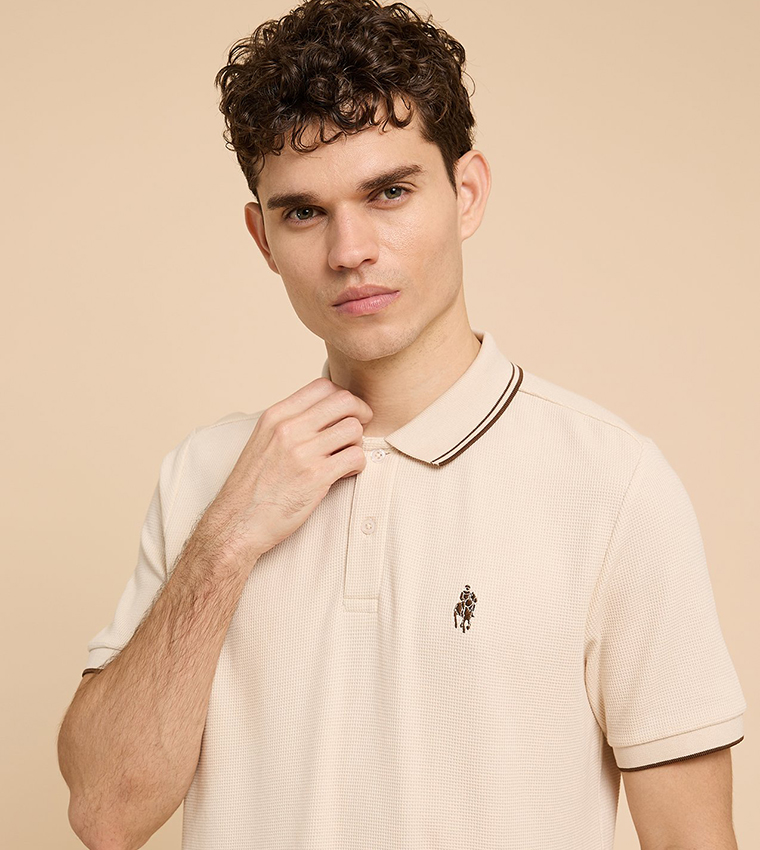 تيشيرت بولو بشعار مطرز وكم قصير