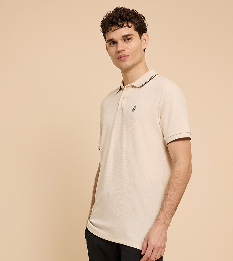 تيشيرت بولو بشعار مطرز وكم قصير