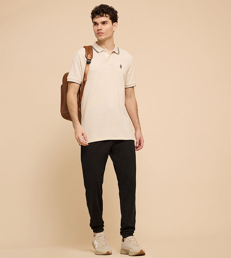 تيشيرت بولو بشعار مطرز وكم قصير