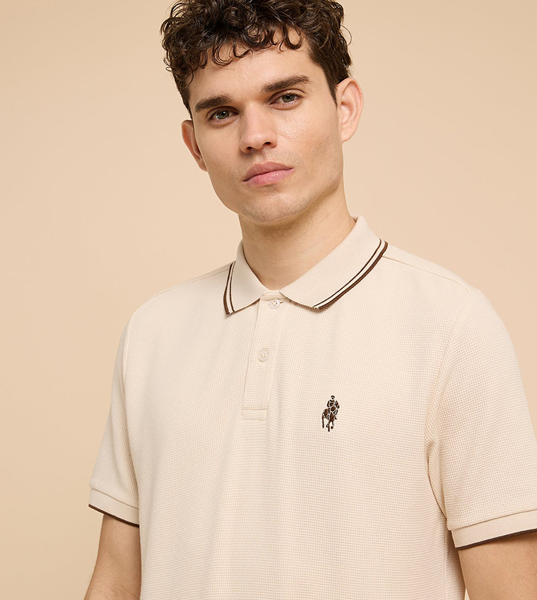 تيشيرت بولو بشعار مطرز وكم قصير