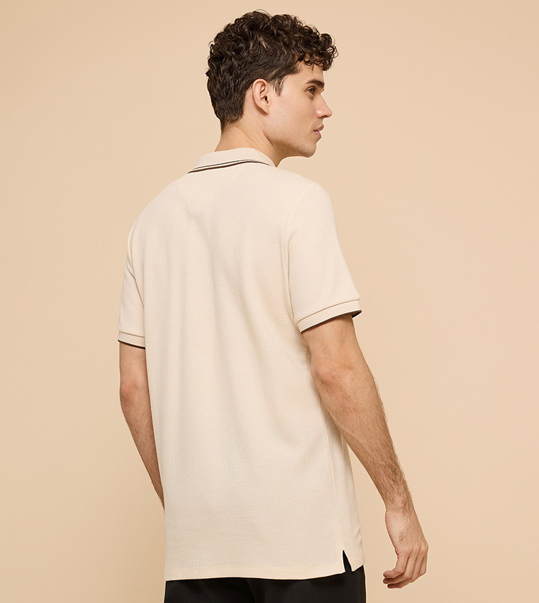 تيشيرت بولو بشعار مطرز وكم قصير