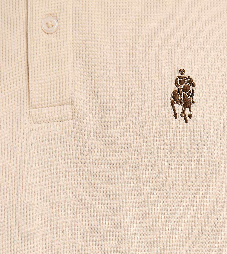 تيشيرت بولو بشعار مطرز وكم قصير