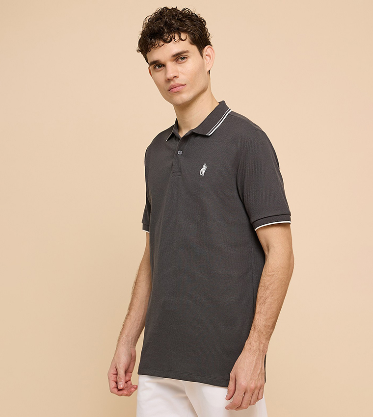 تيشيرت بولو بشعار مطرز وكم قصير