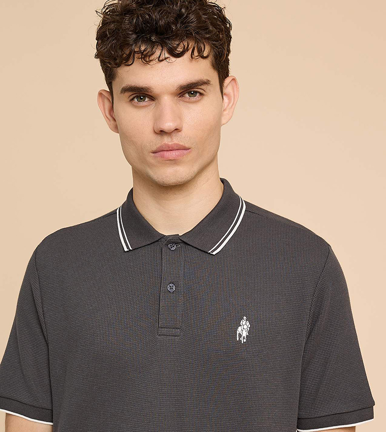 تيشيرت بولو بشعار مطرز وكم قصير