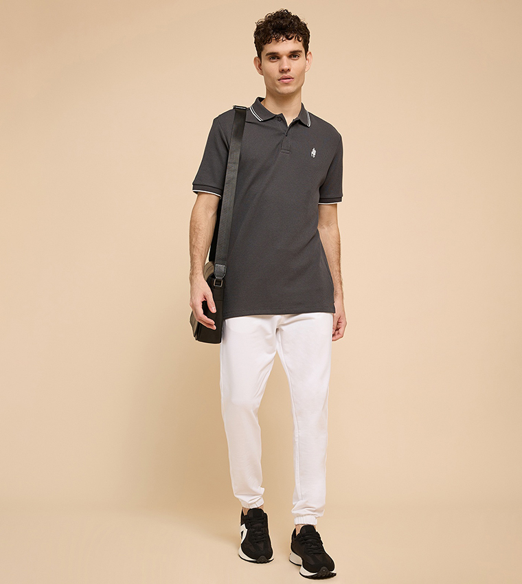 تيشيرت بولو بشعار مطرز وكم قصير