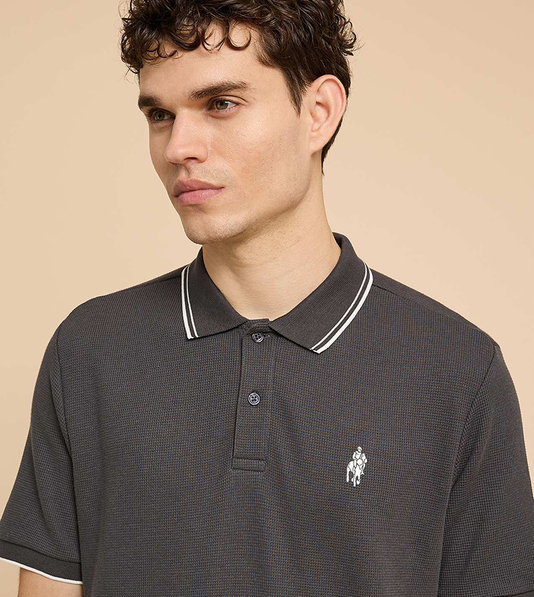 تيشيرت بولو بشعار مطرز وكم قصير