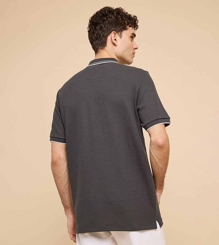 تيشيرت بولو بشعار مطرز وكم قصير