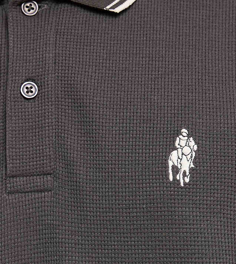 تيشيرت بولو بشعار مطرز وكم قصير