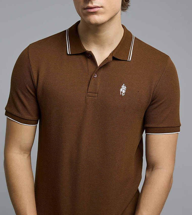 تيشيرت بولو كم قصير بشعار 