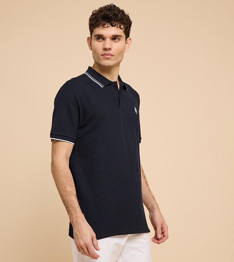 تيشيرت بولو بشعار مطرز وكم قصير