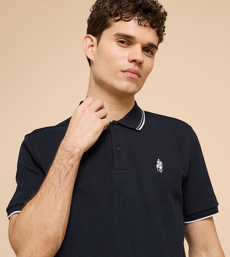 تيشيرت بولو بشعار مطرز وكم قصير