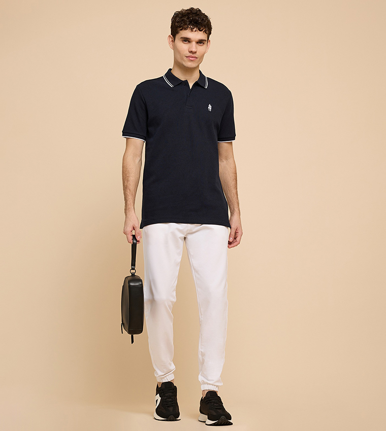 تيشيرت بولو بشعار مطرز وكم قصير