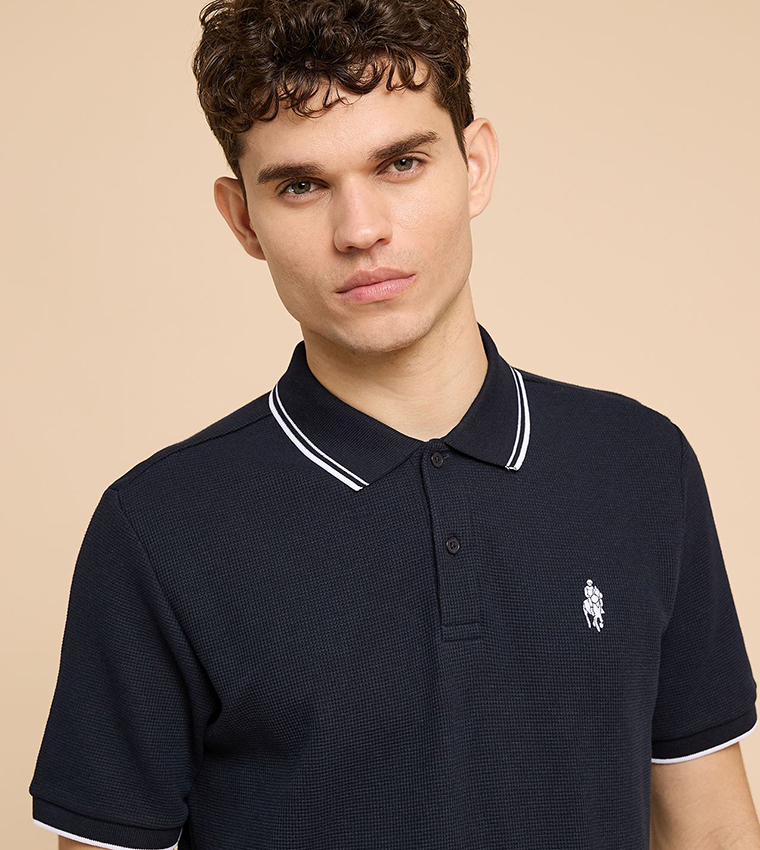 تيشيرت بولو بشعار مطرز وكم قصير