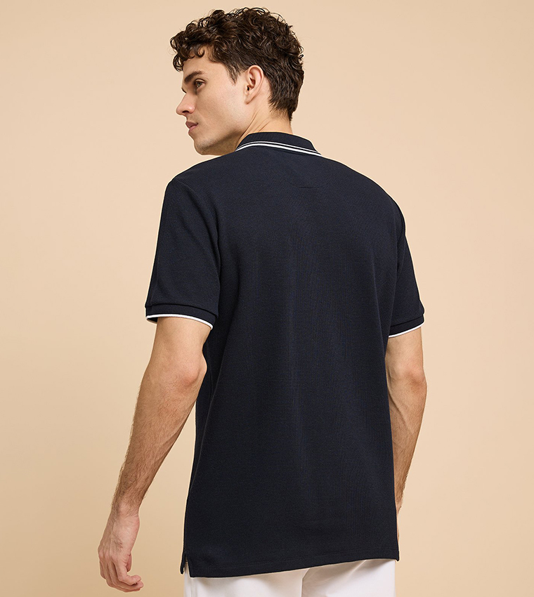 تيشيرت بولو بشعار مطرز وكم قصير