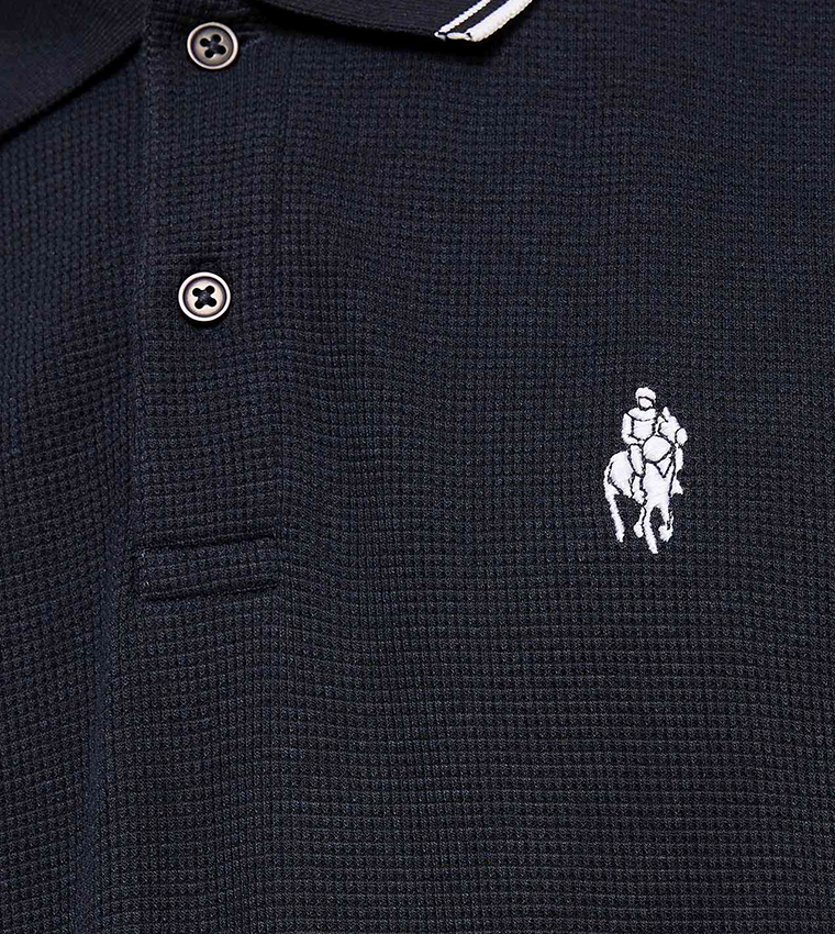 تيشيرت بولو بشعار مطرز وكم قصير