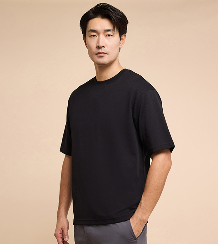 تيشيرت سادة كم قصير بقبة مستديرة 