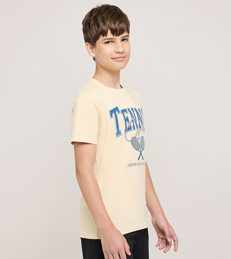 تيشيرت كم قصير بقبة مستديرة بطبعة حروف