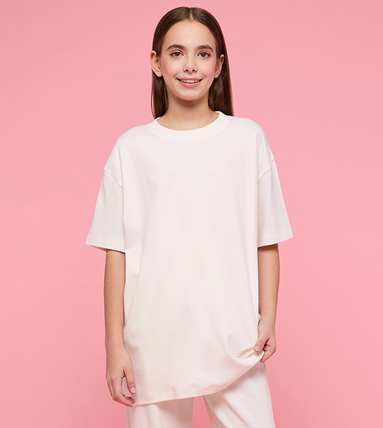 تيشيرت أوفرسايز بطبعة وقبة مستديرة وكم قصير 